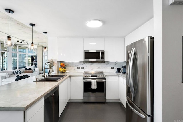 1080 Park Blvd Unit 701, San Diego, CA 92101 - kitchen featuring stainless steel appliances, a sink, a peninsula, decorative backsplash, and white cabinets