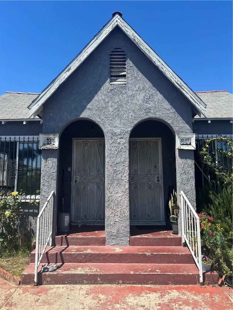 845 E 80th St, Los Angeles, CA 90001 - view of exterior entry featuring stucco siding and fence