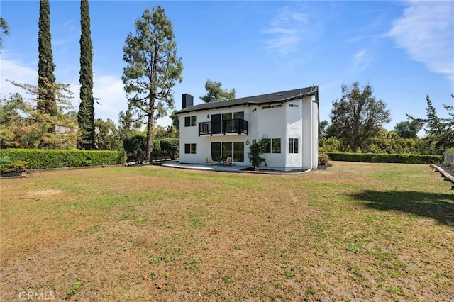 529 Manzanita Rd, Redlands, CA 92373 - back of property featuring a balcony, a patio area, a lawn, a chimney, and stucco siding
