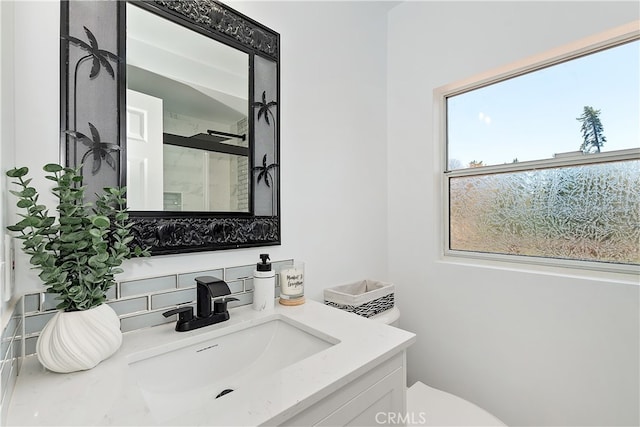 27757 N Bay Rd, Lake Arrowhead, CA 92352 - bathroom featuring decorative backsplash, a shower with shower door, vanity, and toilet