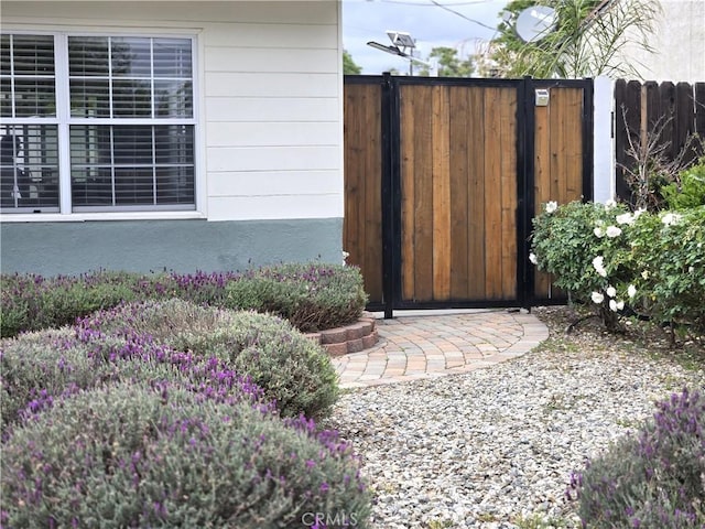 2149 Clover St, Simi Valley, CA 93065 - gate featuring fence