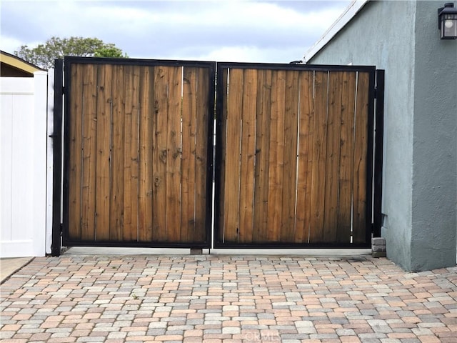 2149 Clover St, Simi Valley, CA 93065 - view of gate