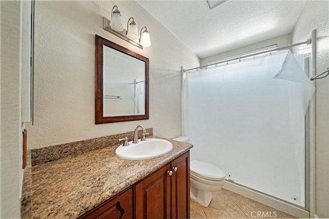 10059 Rock Hl, Moreno Valley, CA 92557 - full bath featuring a shower with shower curtain, toilet, tile patterned floors, vanity, and a textured ceiling