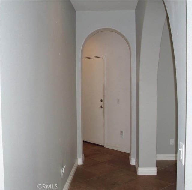 1110 Laurelhurst, San Jacinto, CA 92582 - corridor featuring arched walkways, tile patterned floors, and baseboards