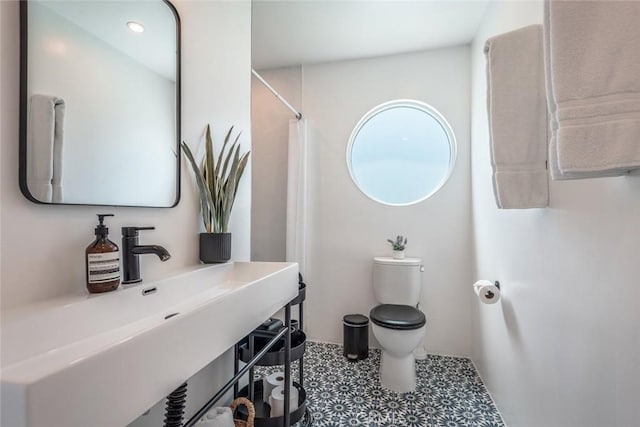 full bathroom with curtained shower, toilet, tile patterned floors, a sink, and recessed lighting