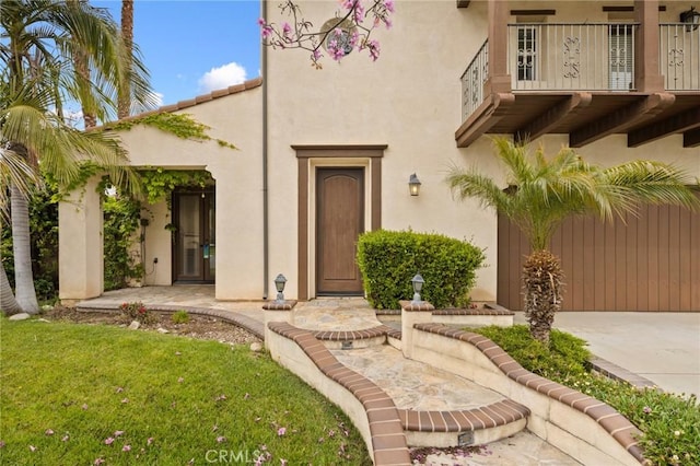 property entrance with stucco siding