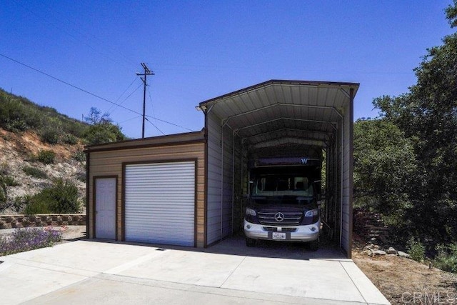 2021 Willow Glen Rd, Fallbrook, CA 92028 - garage featuring a carport