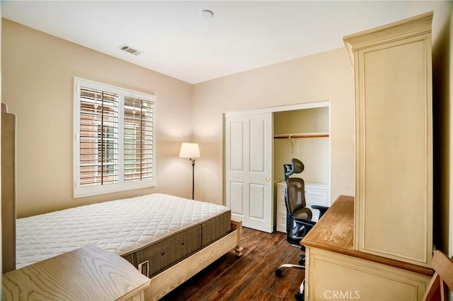 7 Honeydew, Irvine, CA 92603 - bedroom featuring dark wood finished floors, a closet, and a desk