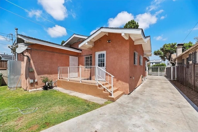 view of front of home with stucco siding and driveway