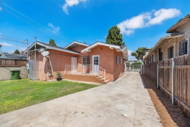 view of front of house featuring stucco siding and driveway