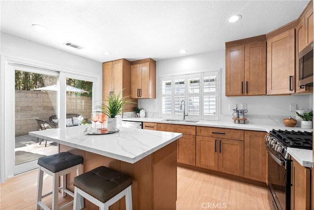 2 Chestnut Dr, Aliso Viejo, CA 92656 - kitchen with gas range, a sink, light wood-type flooring, healthy amount of natural light, and recessed lighting