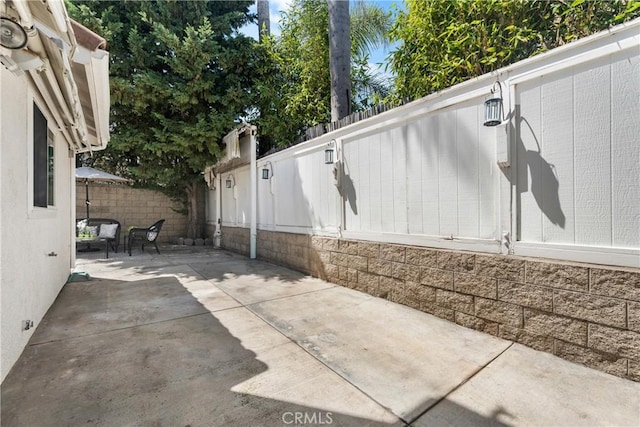 2 Chestnut Dr, Aliso Viejo, CA 92656 - fenced backyard with a patio