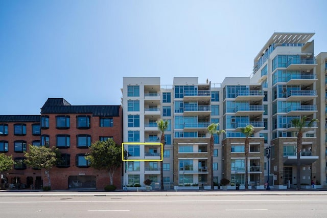 view of apartment building / complex