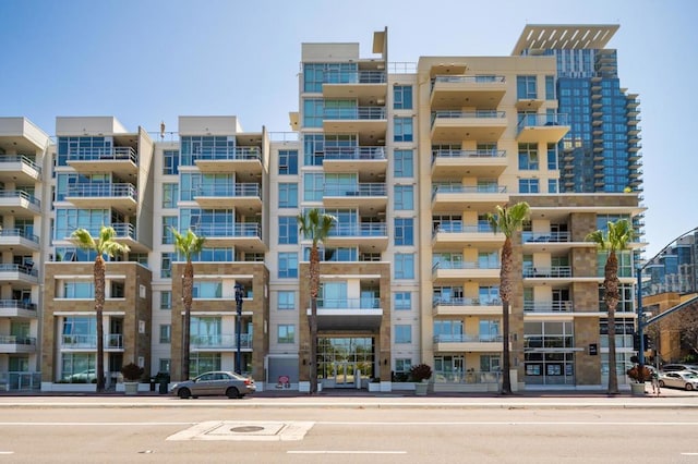 view of apartment building / complex