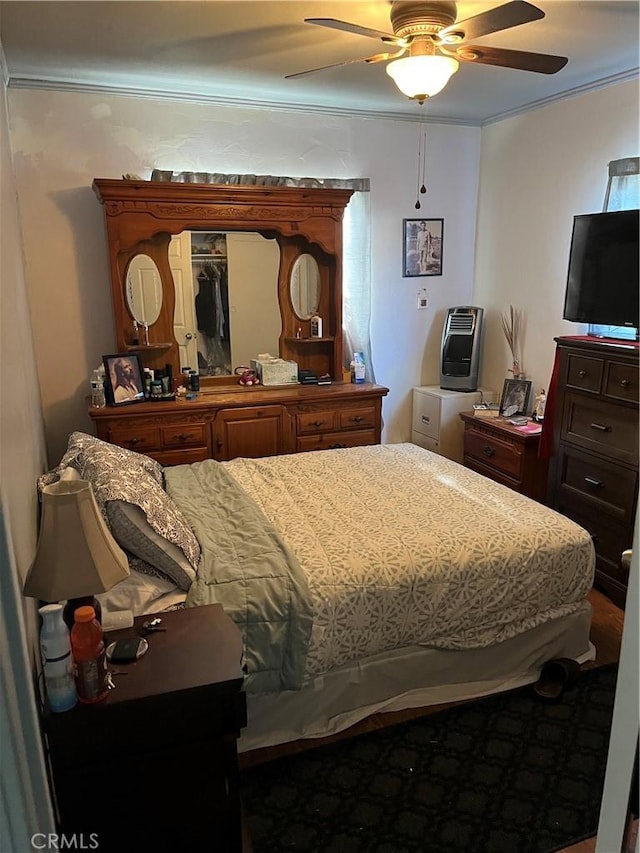 bedroom with crown molding and ceiling fan