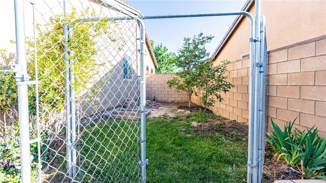 3261 James Ct, Lancaster, CA 93535 - view of side of home with fence