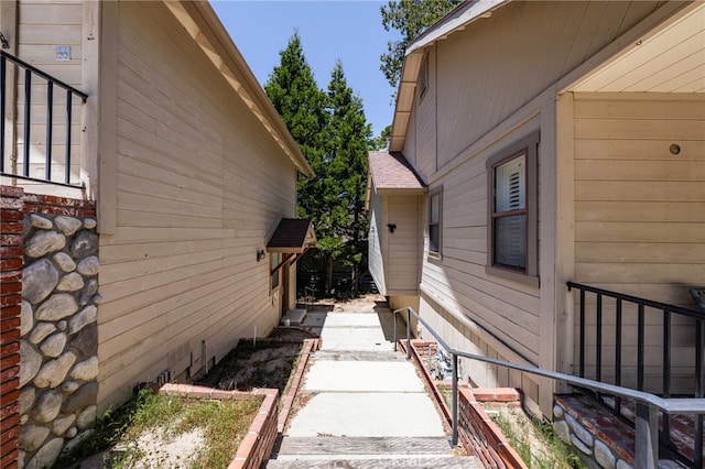 179 Chippewa Ln, Lake Arrowhead, CA 92352 - view of side of home