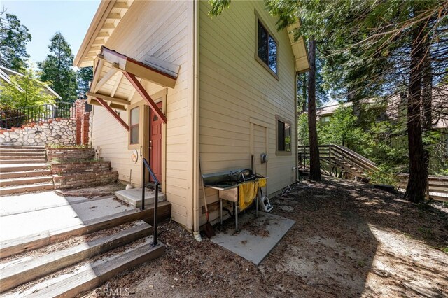 179 Chippewa Ln, Lake Arrowhead, CA 92352 - view of side of home with entry steps and stairs
