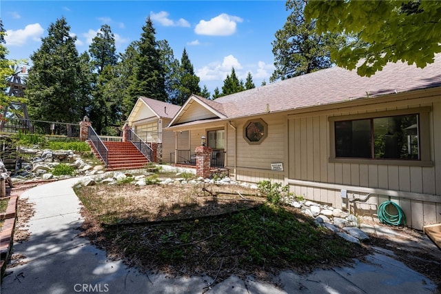 179 Chippewa Ln, Lake Arrowhead, CA 92352 - single story home with stairway and roof with shingles