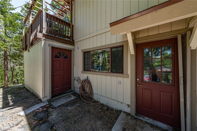 179 Chippewa Ln, Lake Arrowhead, CA 92352 - doorway to property with a balcony