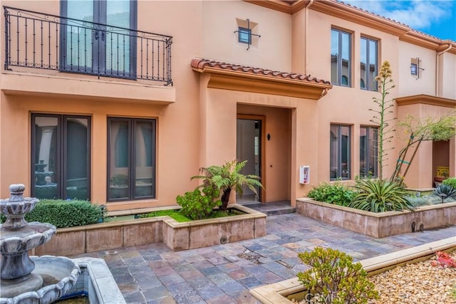 66 N Allen Ave Unit 3, Pasadena, CA 91106 - rear view of property featuring stucco siding, a tiled roof, and a patio