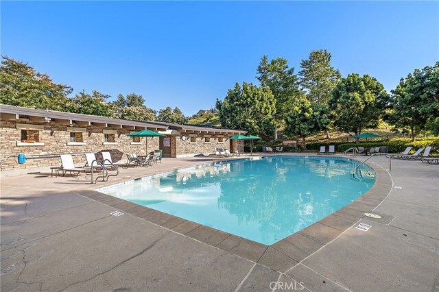 7051 Sitio Caliente, Carlsbad, CA 92009 - community pool with a patio