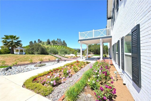 22252 Monte Rancho Dr, Temecula, CA 92590 - view of yard featuring a balcony