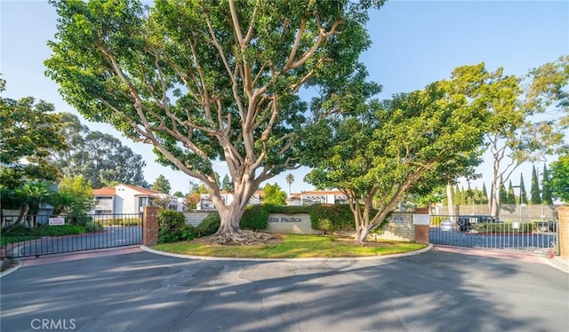 view of front of property with a gate and fence