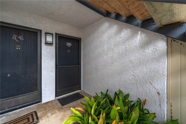entrance to property with stucco siding