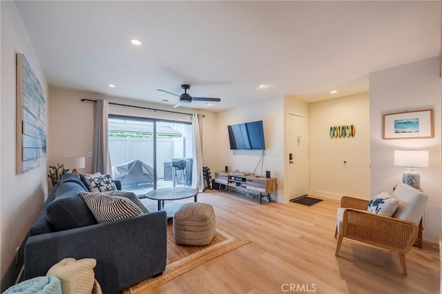 living area featuring light wood-type flooring, recessed lighting, ceiling fan, and baseboards