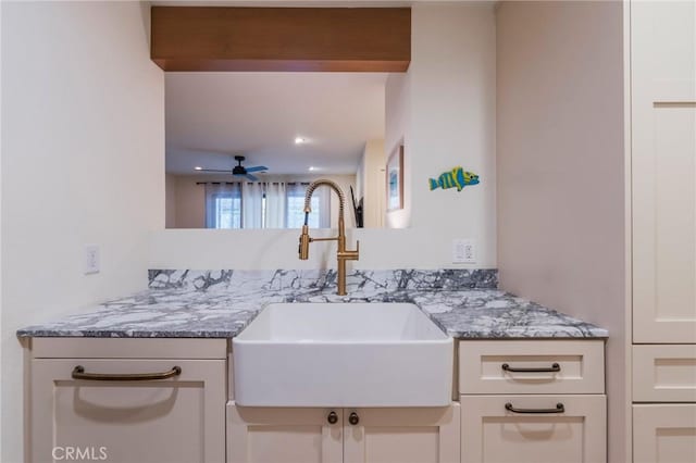bar area featuring a sink and a ceiling fan
