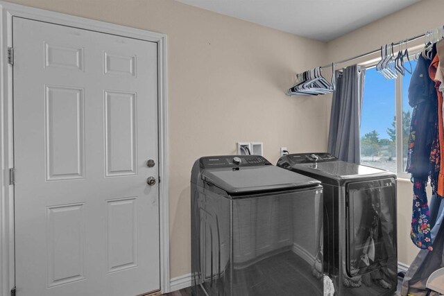 11374 Desert View Rd, Pinon Hills, CA 92372 - laundry room with independent washer and dryer and baseboards