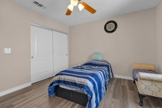 11374 Desert View Rd, Pinon Hills, CA 92372 - bedroom featuring wood finished floors, baseboards, a closet, and ceiling fan