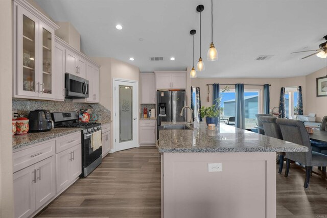 11374 Desert View Rd, Pinon Hills, CA 92372 - kitchen featuring stainless steel appliances, a sink, dark wood-type flooring, tasteful backsplash, and ceiling fan