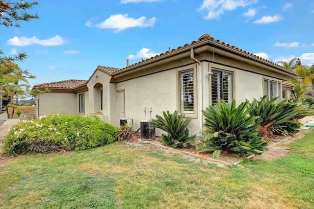 3522 Lancewood Way, Fallbrook, CA 92028 - view of side of home featuring stucco siding, a yard, and a tile roof