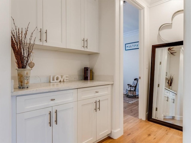 8670 Erika Ct, Atascadero, CA 93422 - bar area with light wood-style floors and ornamental molding