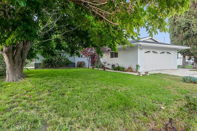 view of front facade featuring stucco siding, a garage, and driveway