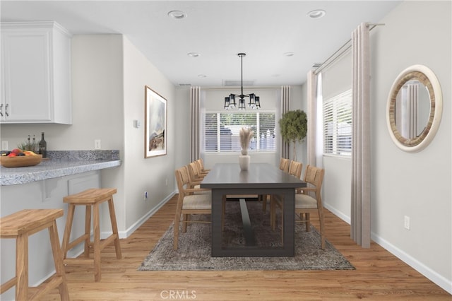 9019 San Gabriel Rd, Atascadero, CA 93422 - dining room featuring a chandelier, light wood-style floors, baseboards, a bar, and recessed lighting