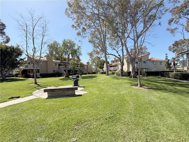 view of grassy yard featuring a residential view