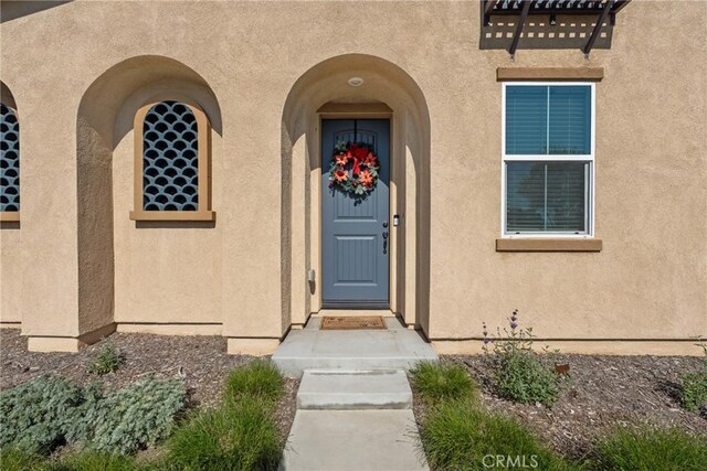 entrance to property with stucco siding
