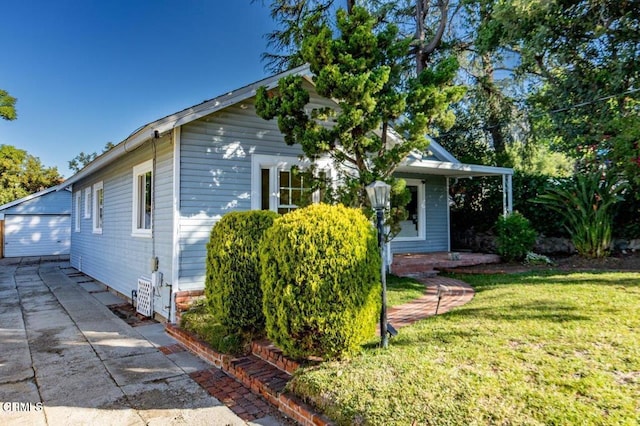 view of front of property featuring a front lawn