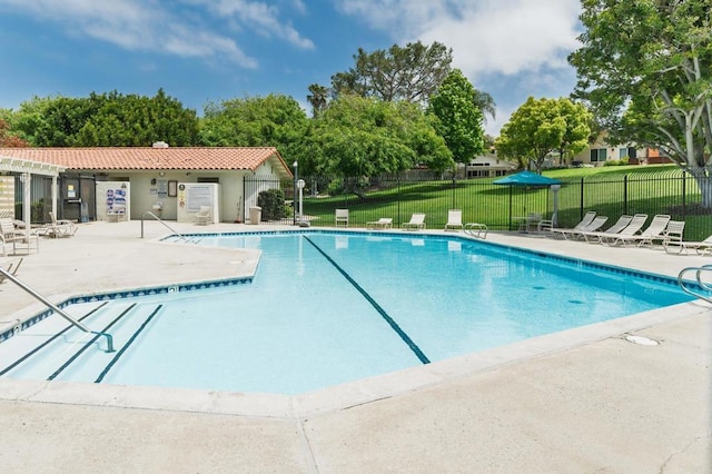 816 Caminito Azul, Carlsbad, CA 92011 - community pool with a patio area