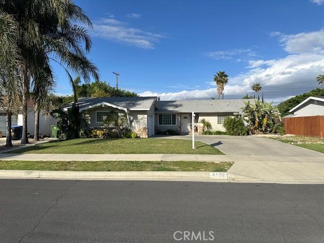 single story home with driveway