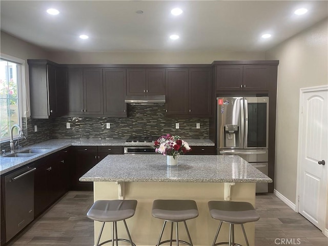 320 E Costera Ct, Placentia, CA 92870 - kitchen with stainless steel appliances, a sink, under cabinet range hood, backsplash, and recessed lighting