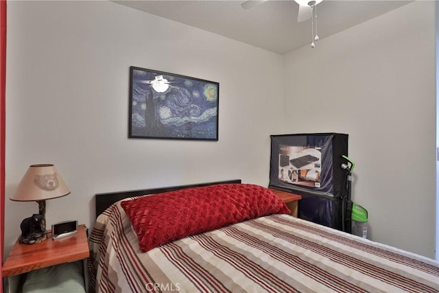 bedroom with ceiling fan