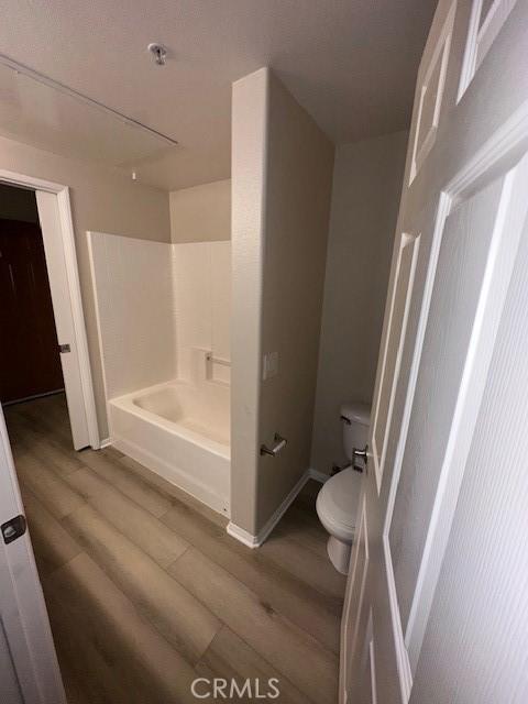 31256 Taylor Ln, Temecula, CA 92592 - full bath with wood finished floors, toilet, bathtub / shower combination, and baseboards