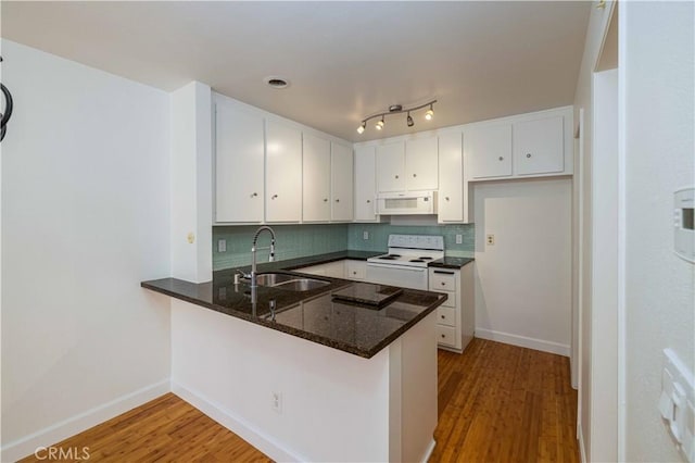 2900 Madison Ave Unit D16, Fullerton, CA 92831 - kitchen featuring white appliances, a sink, a peninsula, light wood-style floors, and decorative backsplash