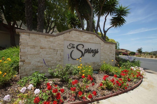 view of community / neighborhood sign