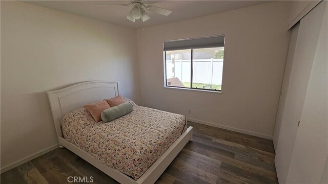 bedroom featuring baseboards, dark wood-style floors, and ceiling fan