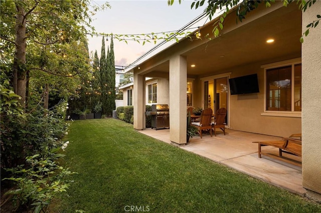 view of grassy yard featuring a patio